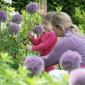 Madre e hija con allium